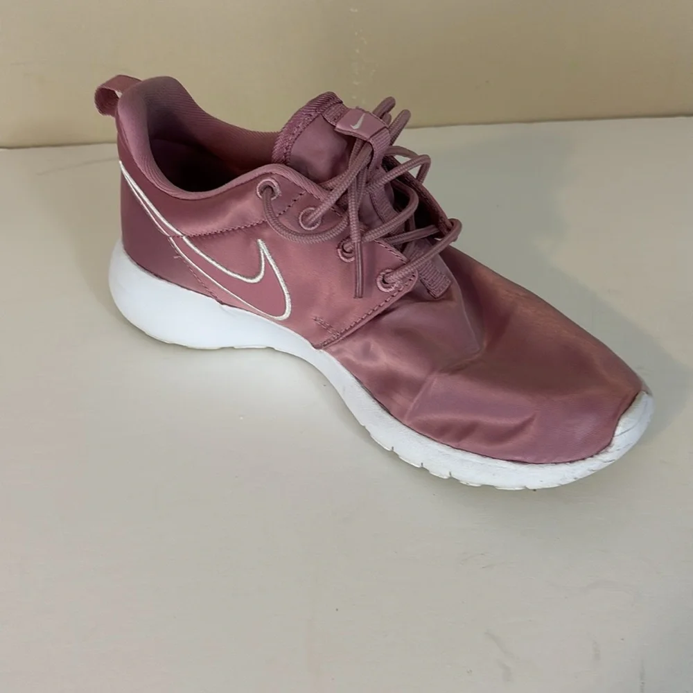 Nike Roshe One (gs) Big Kids Women’s Pink  Satin Shoes size 5Y 599729-618